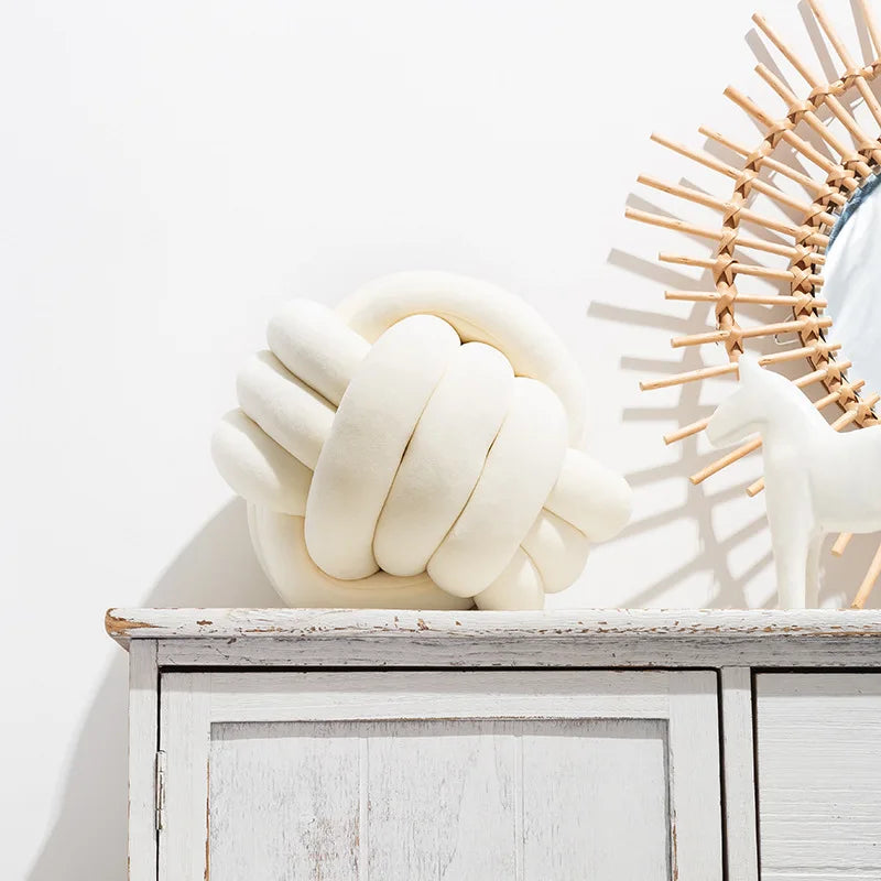 Axée sur le design et la décoration 
Coussin Nœud Scandinave – Décoration Moderne & Cosy
