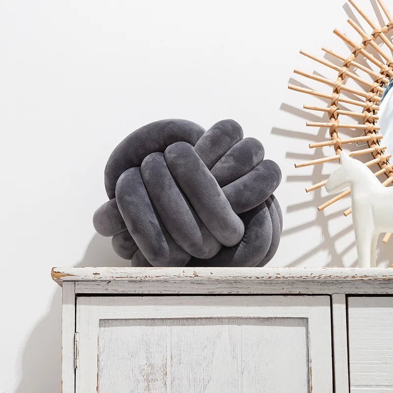 Axée sur le design et la décoration 
Coussin Nœud Scandinave – Décoration Moderne & Cosy