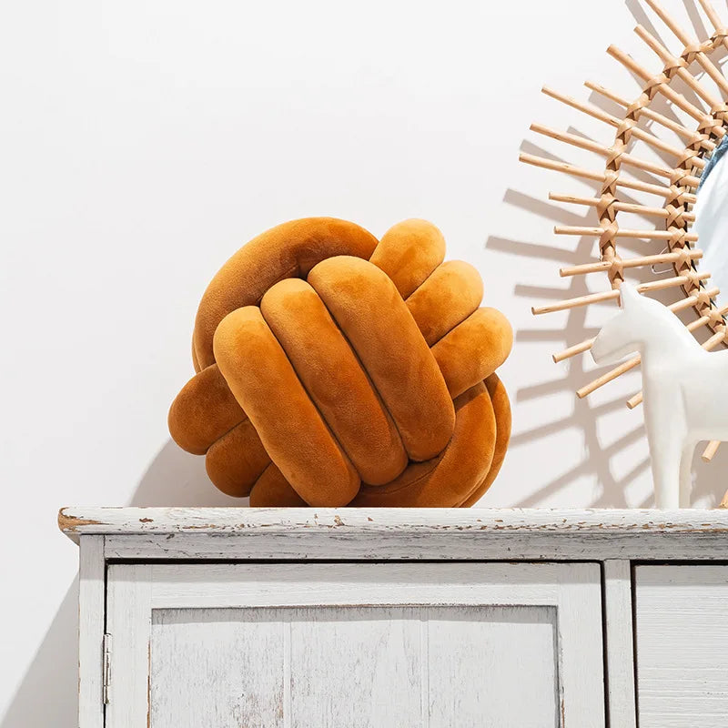 Axée sur le design et la décoration 
Coussin Nœud Scandinave – Décoration Moderne & Cosy