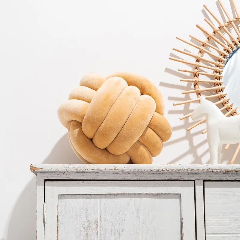 Axée sur le design et la décoration 
Coussin Nœud Scandinave – Décoration Moderne & Cosy