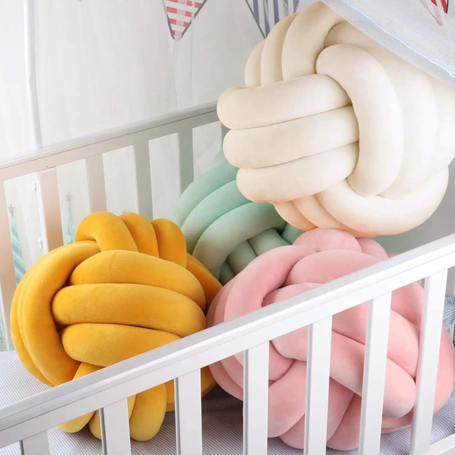 Axée sur le design et la décoration 
Coussin Nœud Scandinave – Décoration Moderne & Cosy