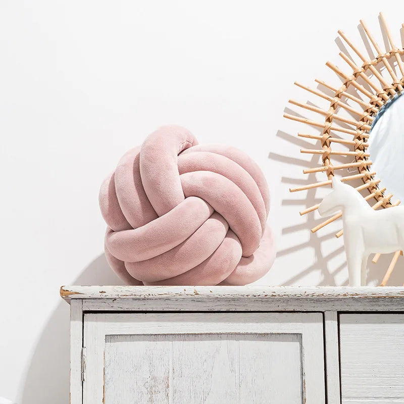 Axée sur le design et la décoration 
Coussin Nœud Scandinave – Décoration Moderne & Cosy