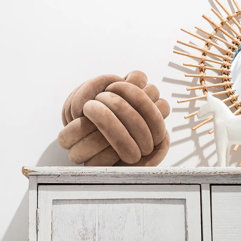 Axée sur le design et la décoration 
Coussin Nœud Scandinave – Décoration Moderne & Cosy